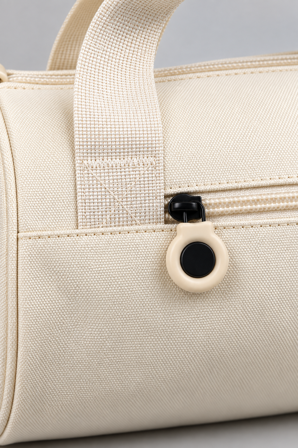 Close-up of Tea White Oxford cloth, handle stitching and front zipper